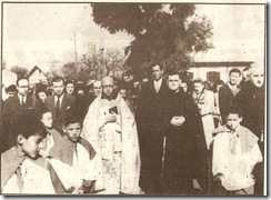 El capellan del Poblado junto a varias personalidades de laC.E.M.Rif Poblado