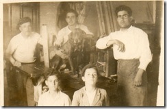 Mi abuelo, tio, Felipe y ayudantes en la carpinteria de Nador