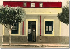 Mi padre señor hamou ala puerta de nuestra casa cGeneralismo Franco Nr127 Nador los años 50